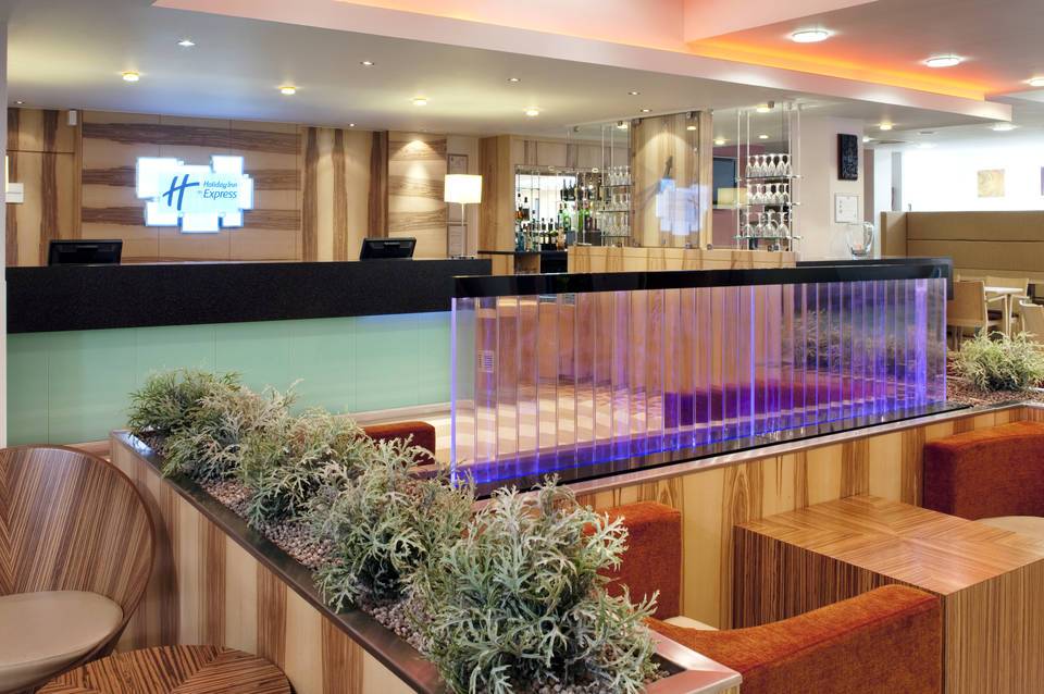 Holiday Inn Express London - Watford Junction 2