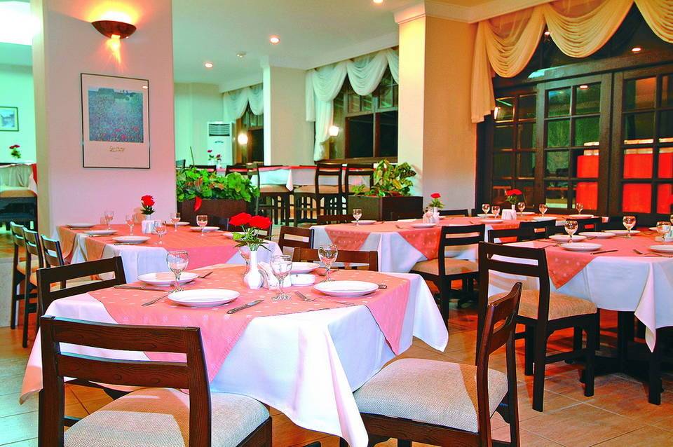 Anitas Beach Hotel 2