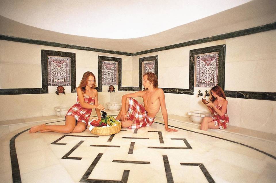 Falcon Hotel 4