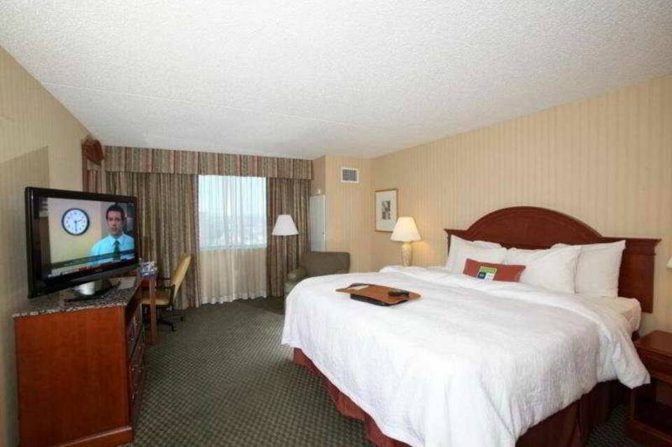 Hampton Inn NY-JFK 3
