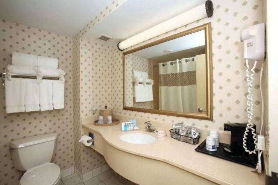 Hampton Inn NY-JFK 4