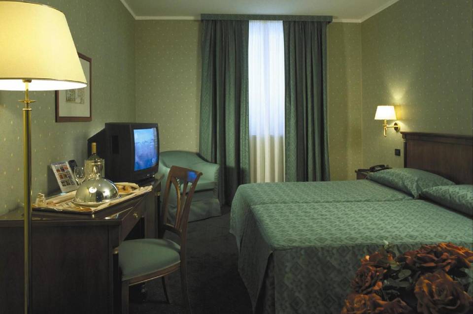 Ramada by Wyndham Naples 3