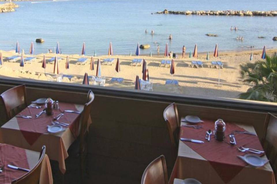 Corallia Beach Hotel Apartments 4