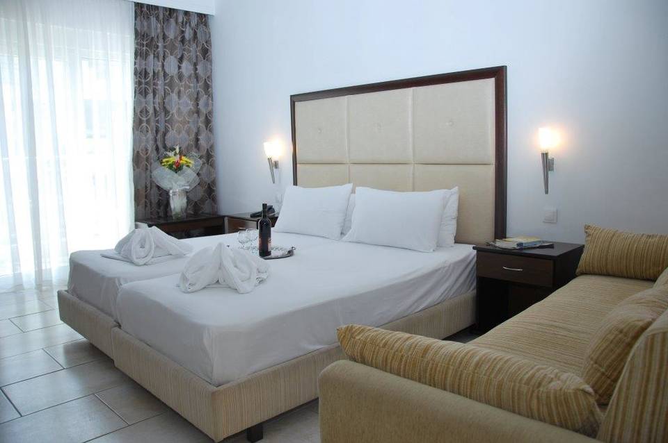 Naias Beach Hotel 4