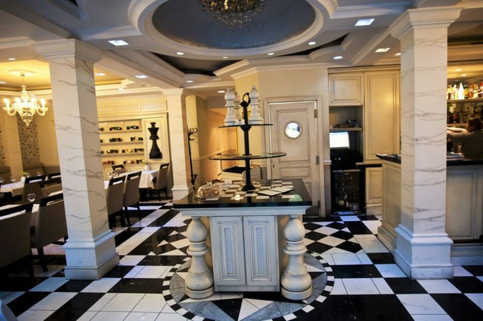 Queen's Court Hotel & Residence 2
