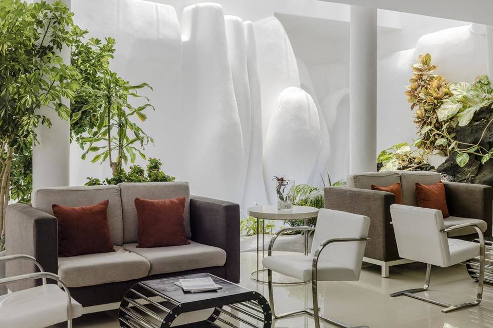 H10 White Suites 3