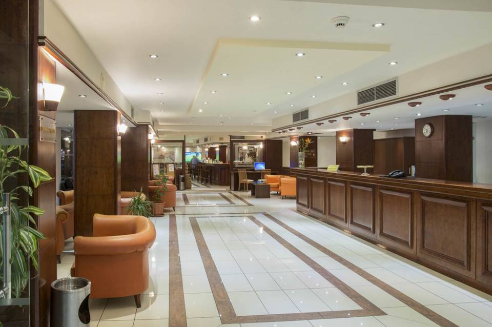 Manousos City Hotel 5