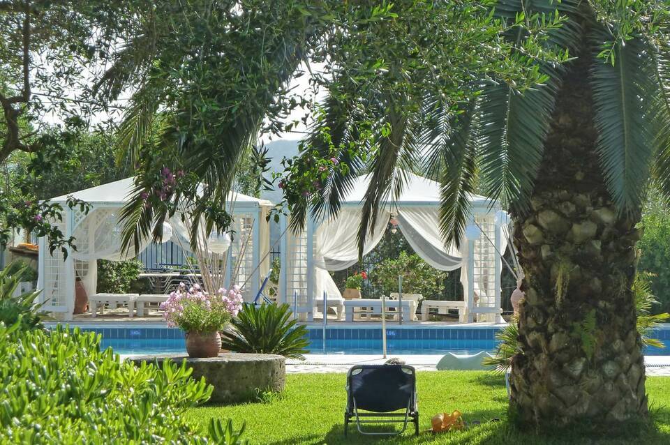 Nefeli Hotel 4