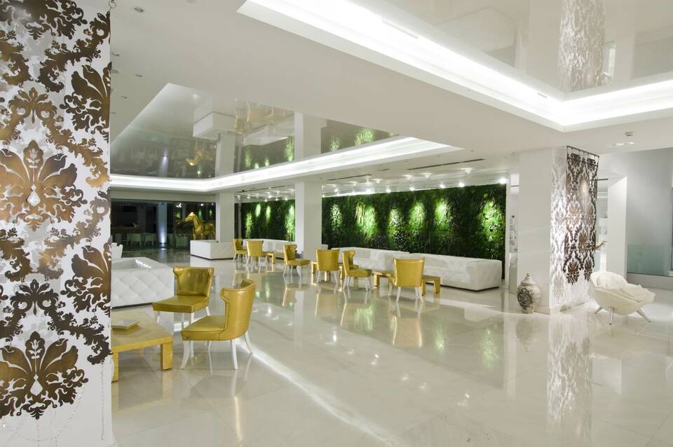 Diamond Deluxe Hotel 2