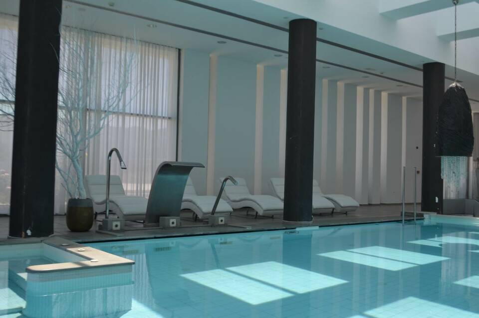 Diamond Deluxe Hotel 3