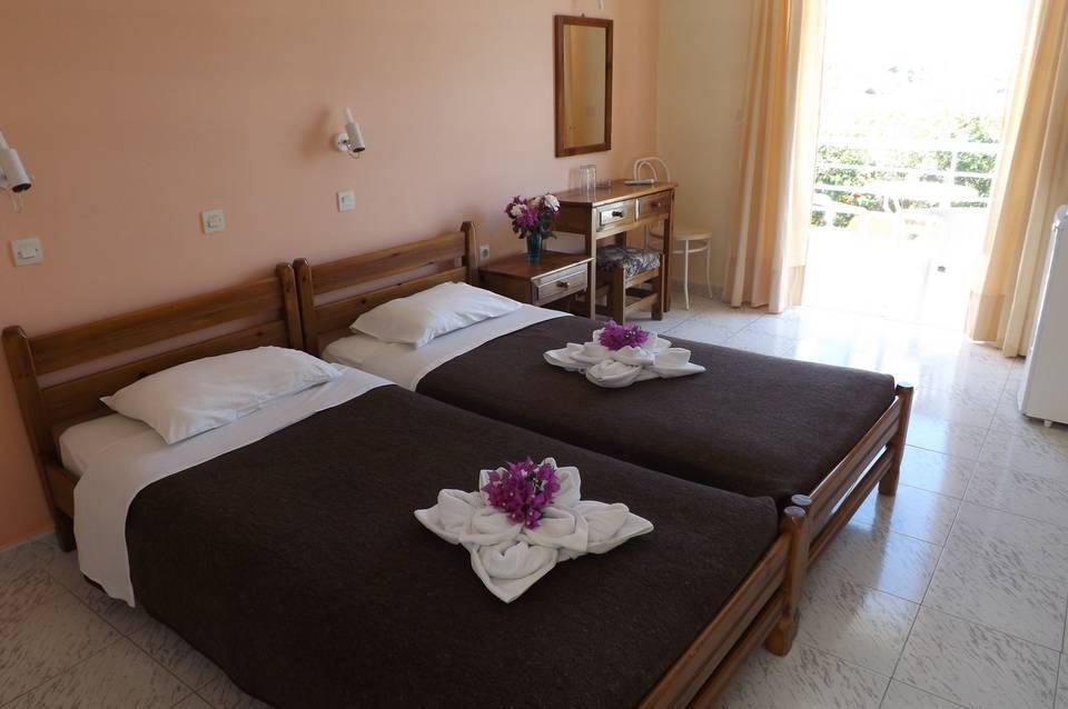 Leonidas Hotel & Studios 5