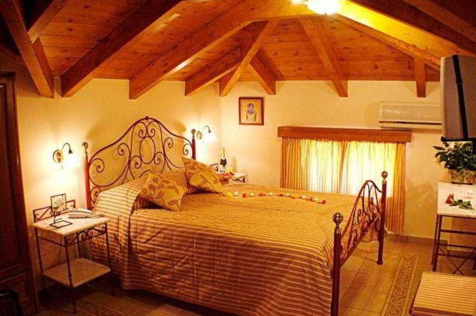 Andreolas Luxury Suites Hotel 5