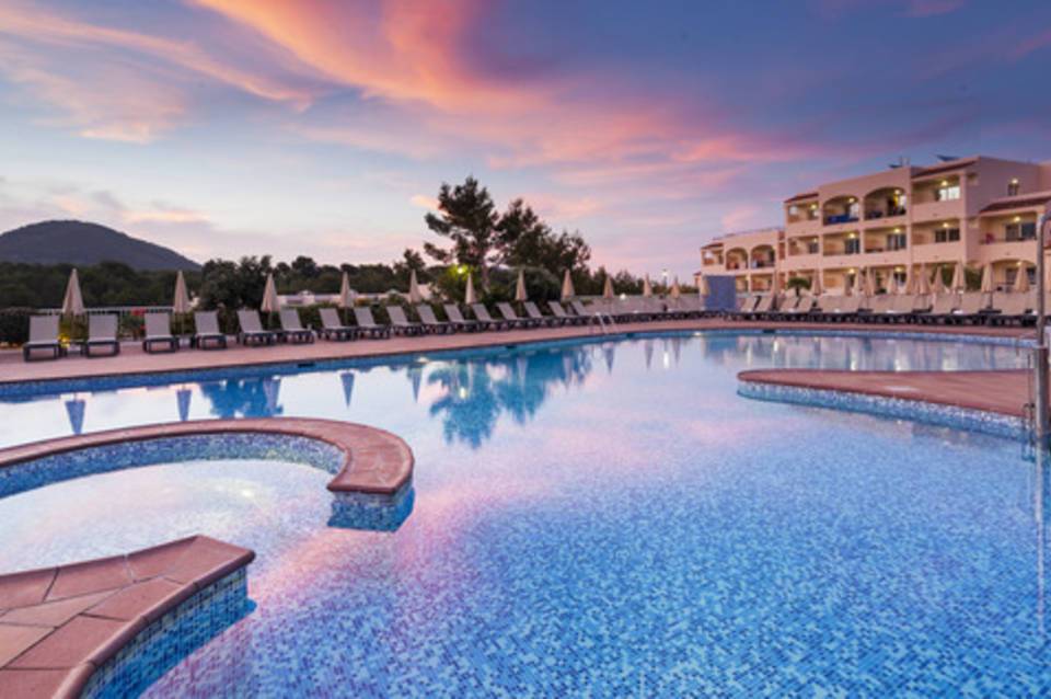 Invisa Hotel Club Cala Blanca 5