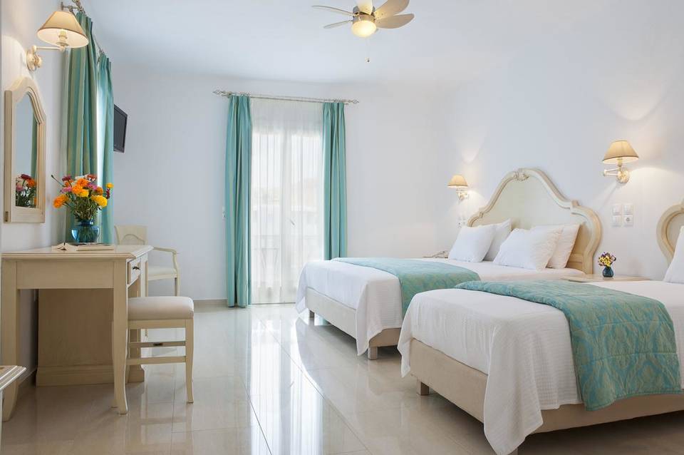 Kamari Hotel 4