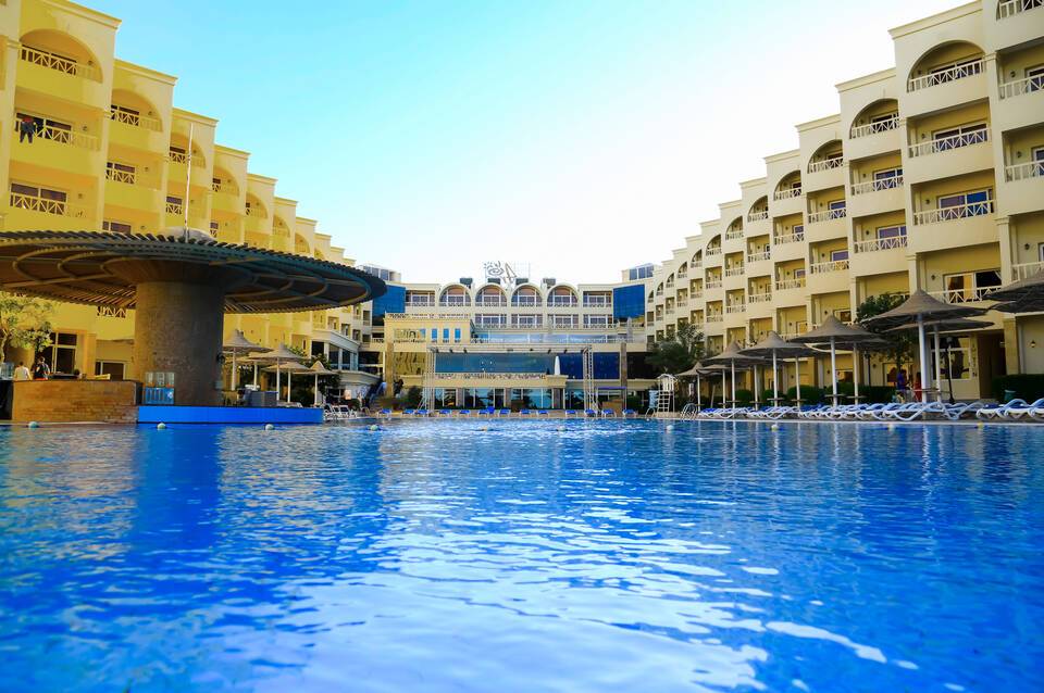 AMC Royal Hotel & Spa 3