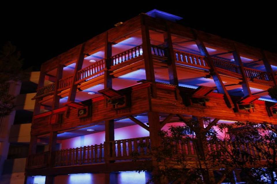 Pirates Village Apartments 5