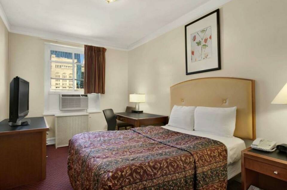 Travelodge by Wyndham Downtown Chicago 1