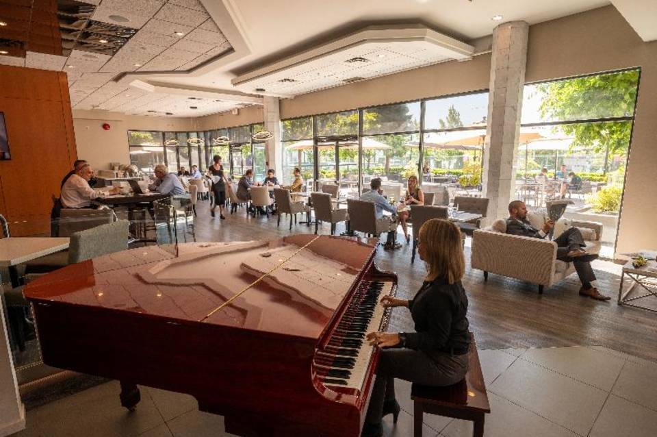 Executive Suites Hotel and Conference Center - Burnaby 1