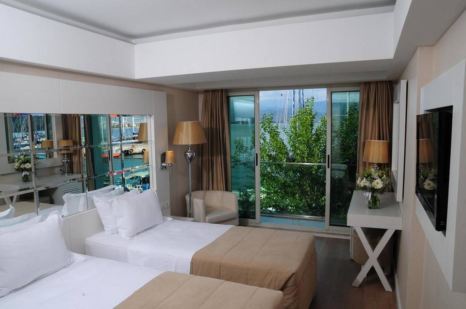 Alesta Yacht Hotel 5