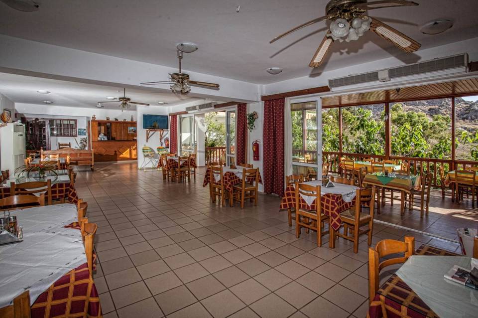 Ammoudi Hotel 4