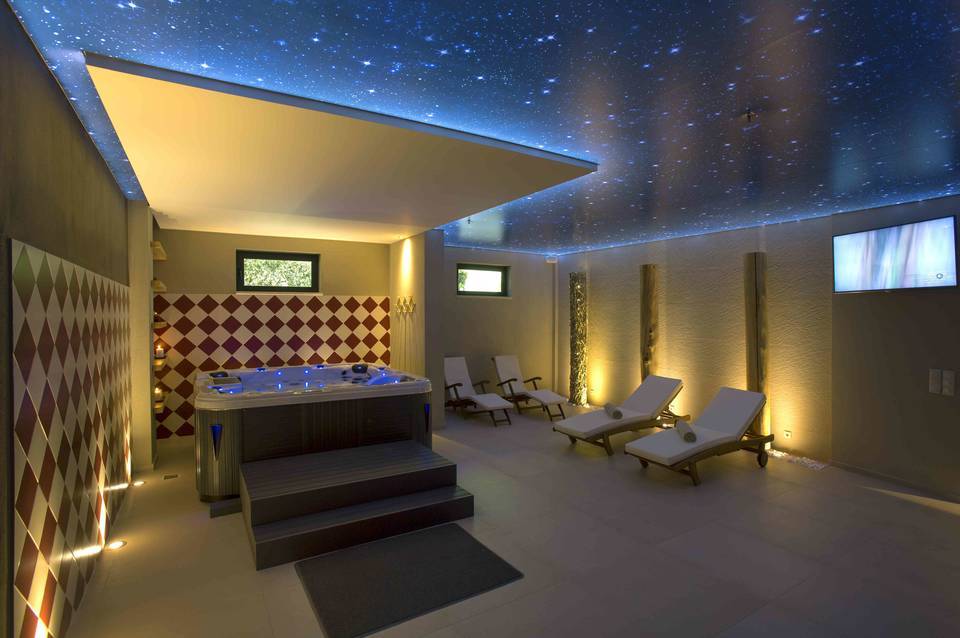 Atlantis Beach Hotel & Spa 5