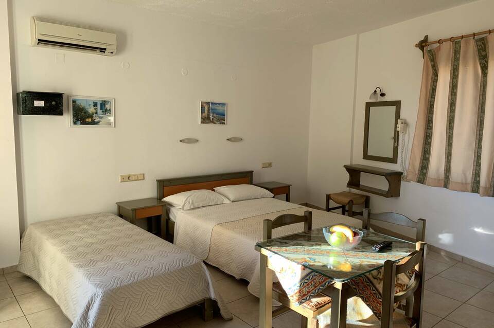 Dionysos Hotel Apartments & Studios 4