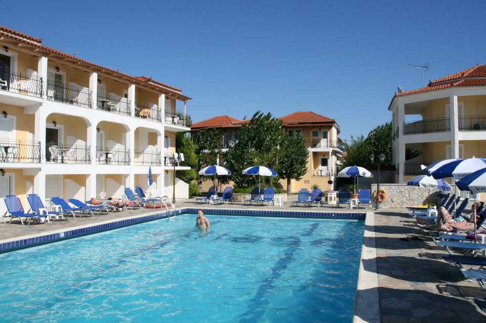 Village Inn Studios & Family Apartments 1