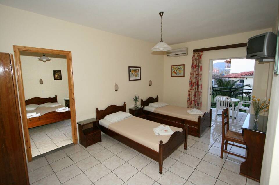 Village Inn Studios & Family Apartments 5