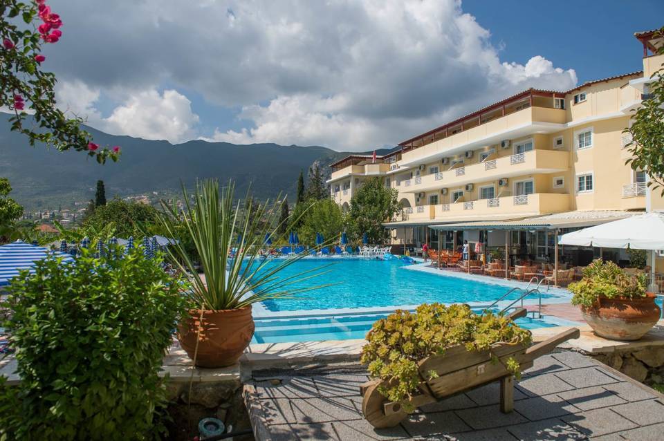 Koukounaria Hotel & Suites 1