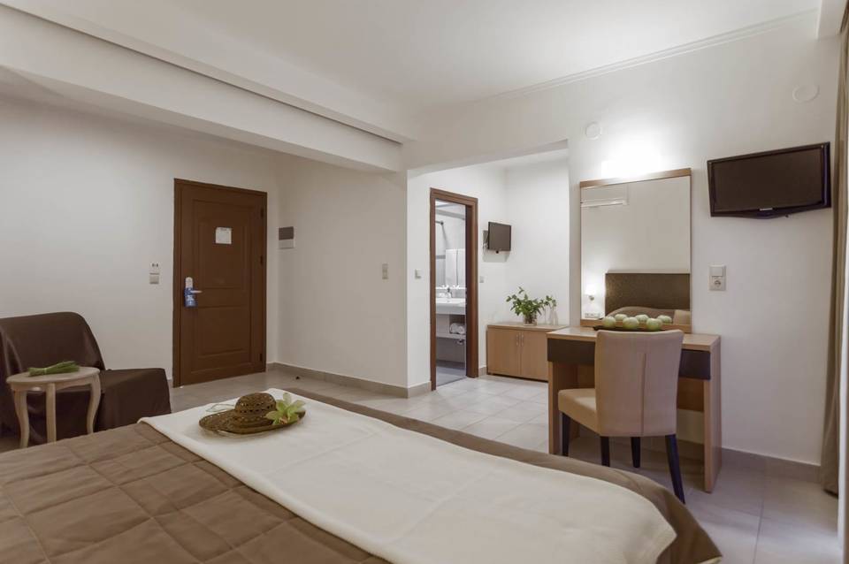 Lagomandra Beach Hotel 4