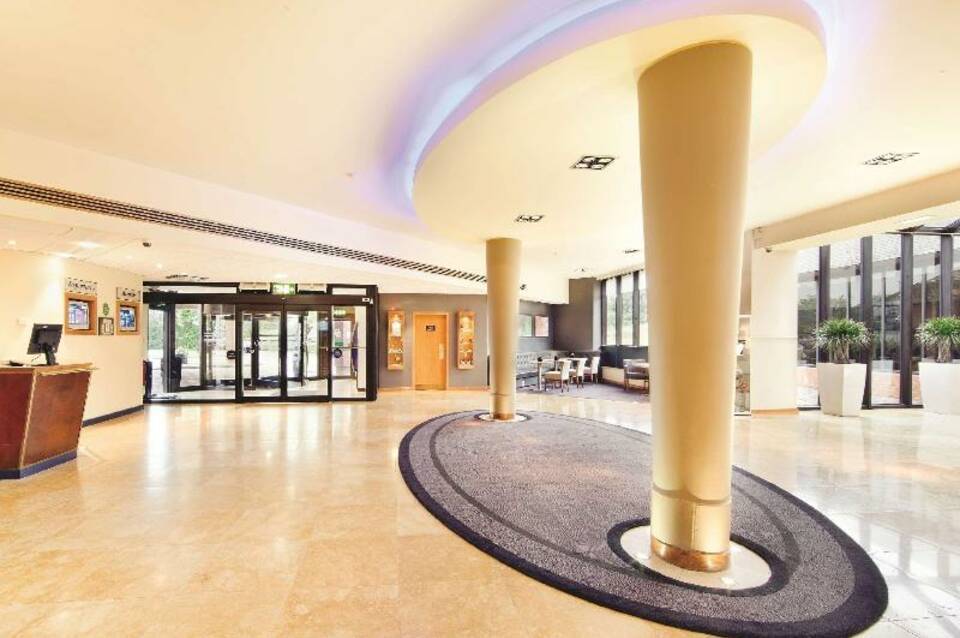 DoubleTree by Hilton Manchester Airport 2