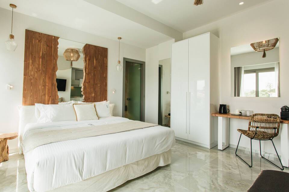 Blue Carpet Luxury Suites 3