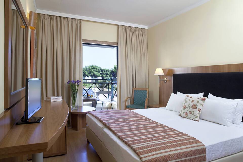 Zeus Essence Ramada by Wyndham Athens 4