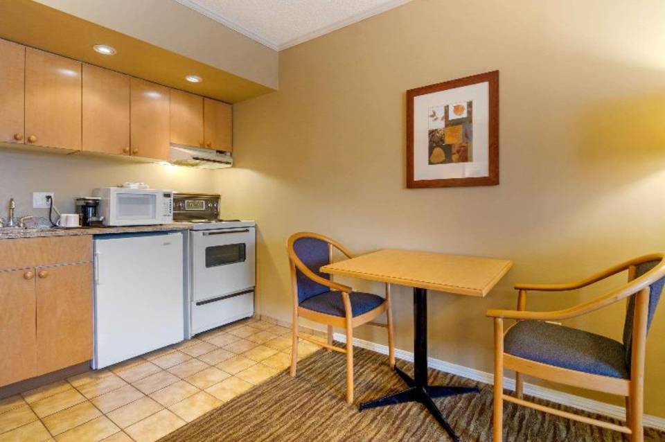 Econo Lodge Inn & Suites 2