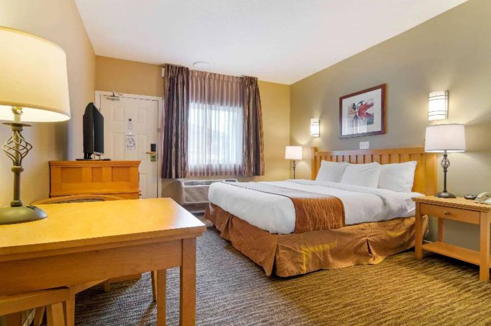 Econo Lodge Inn & Suites 4