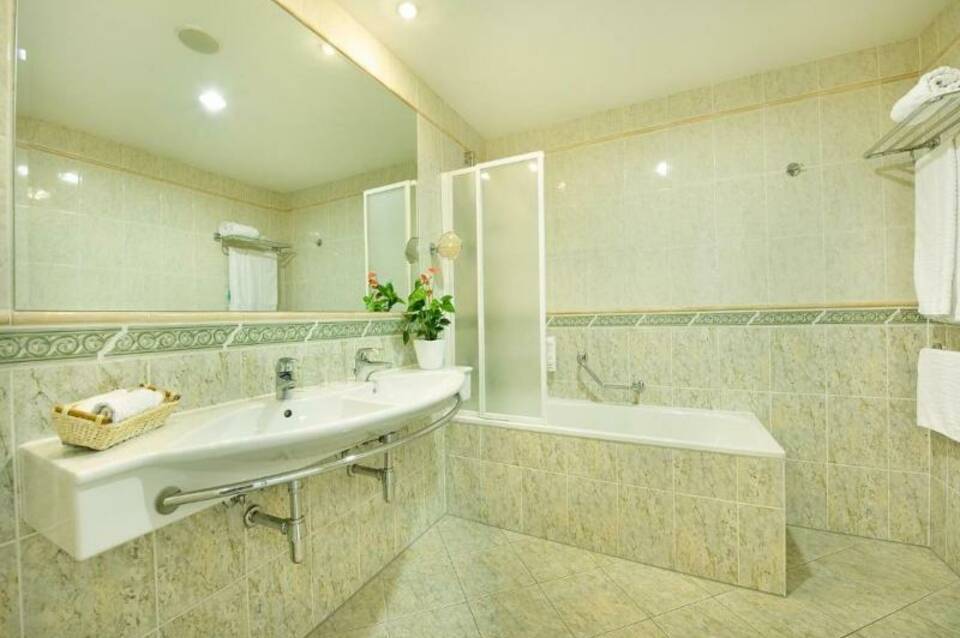 Ramada by Wyndham Prague City Centre 2