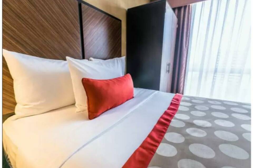Holiday Inn Newark International Airport 1