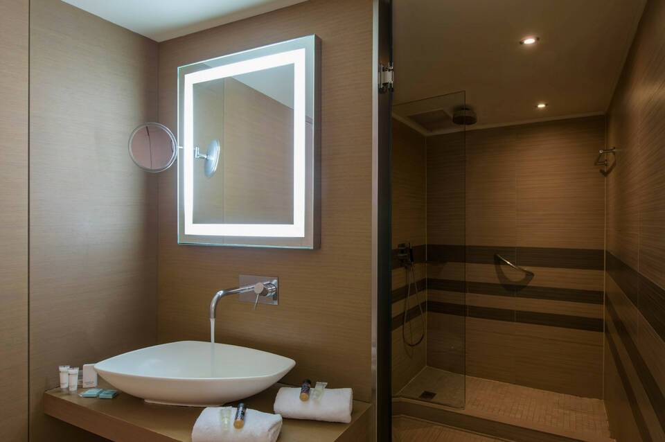 The Ixian Grand & All Suites 4