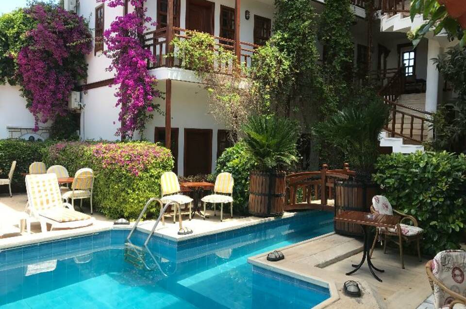 Karyatit Hotel 5
