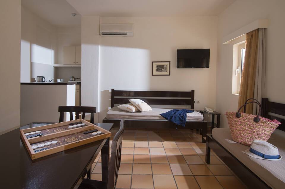 Ourania Apartments Hotel 3