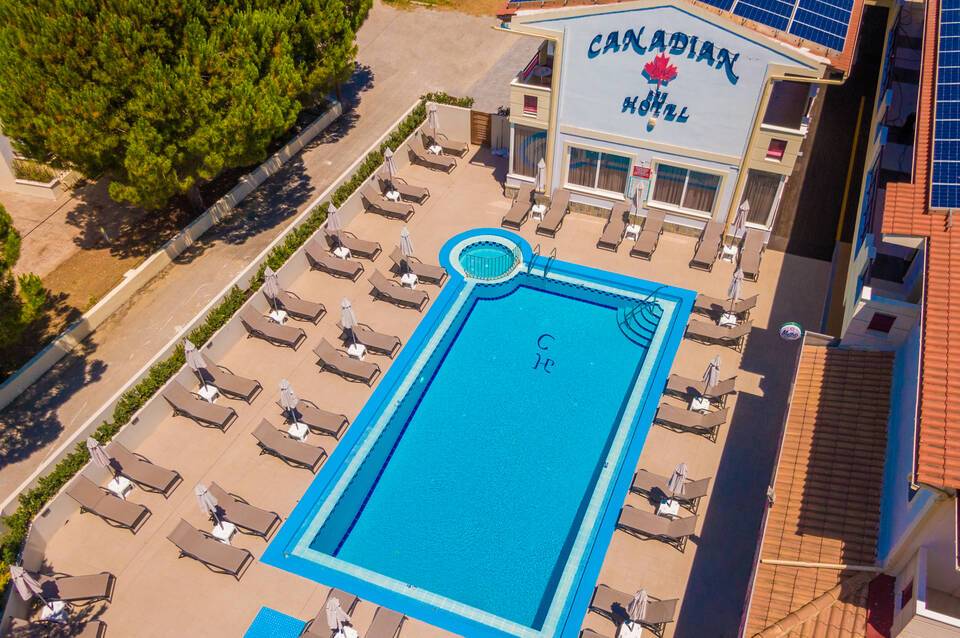 Canadian Hotel 1