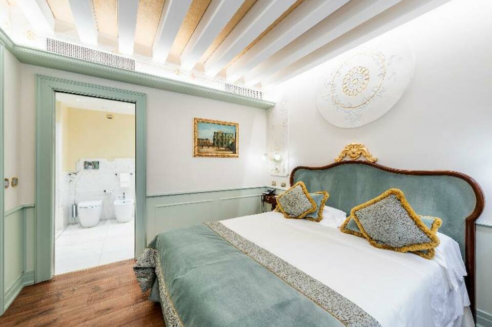 Hotel Monaco & Grand Canal 2