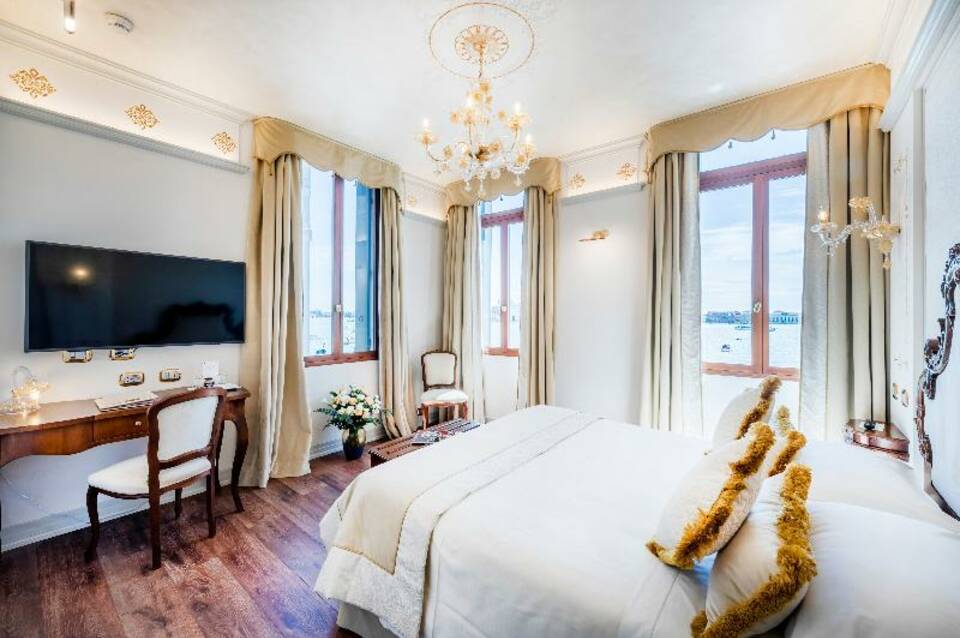 Hotel Monaco & Grand Canal 4