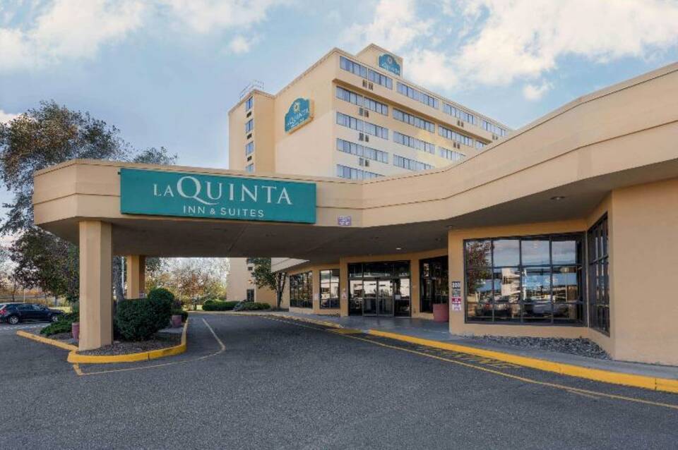 La Quinta Inn & Suites by Wyndham Secaucus Meadowlands 1