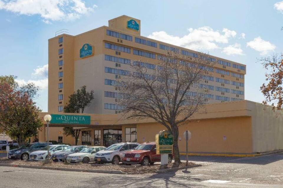 La Quinta Inn & Suites by Wyndham Secaucus Meadowlands 2
