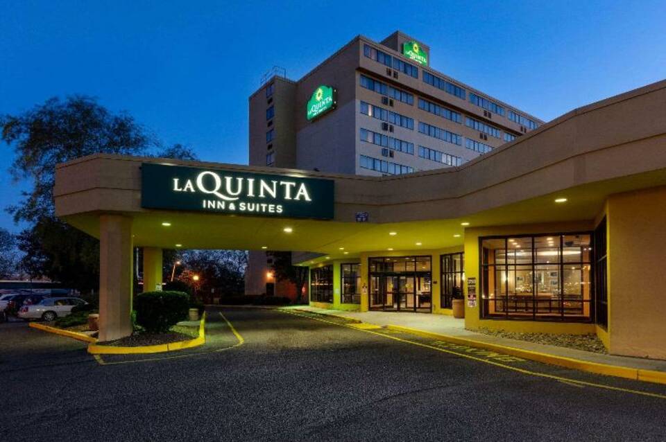 La Quinta Inn & Suites by Wyndham Secaucus Meadowlands 3
