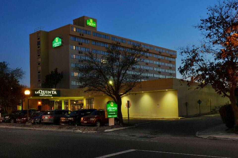La Quinta Inn & Suites by Wyndham Secaucus Meadowlands 4