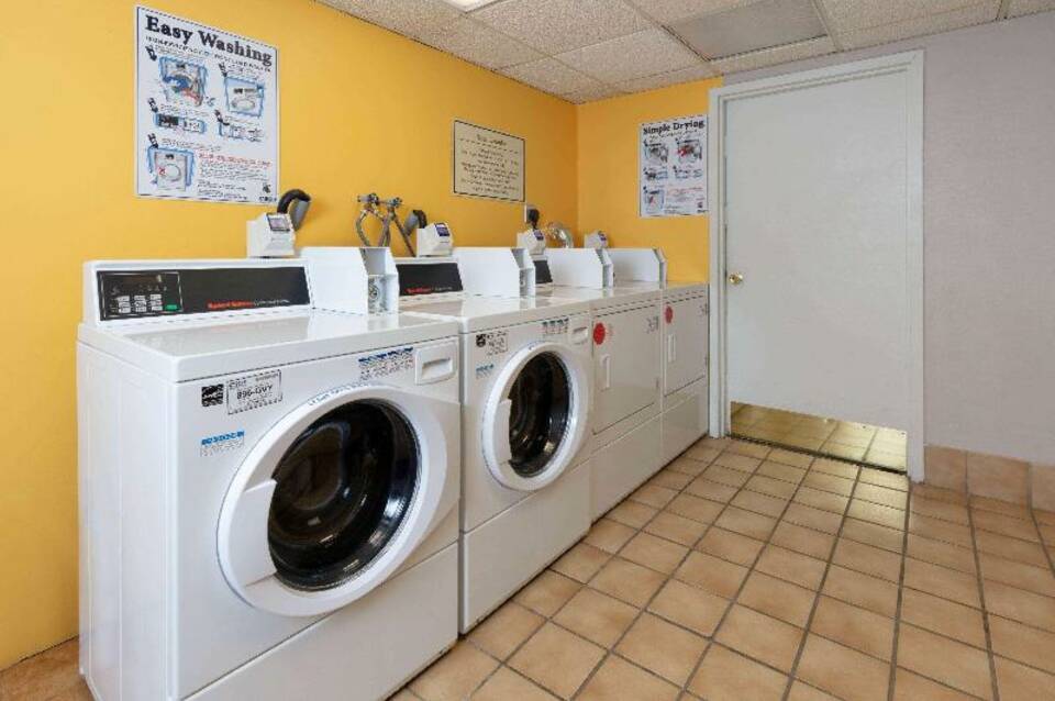La Quinta Inn & Suites by Wyndham Secaucus Meadowlands 5