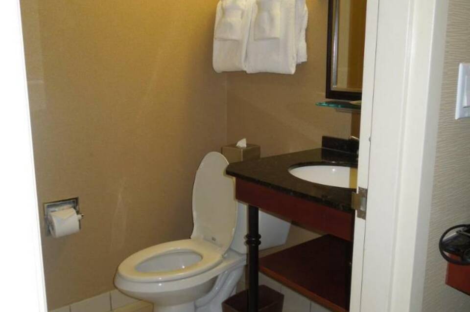 DoubleTree by Hilton New York JFK Airport 4