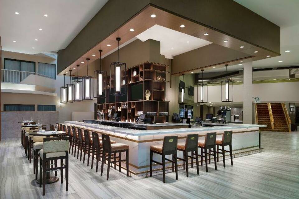 DoubleTree by Hilton Hotel Newark Airport 3